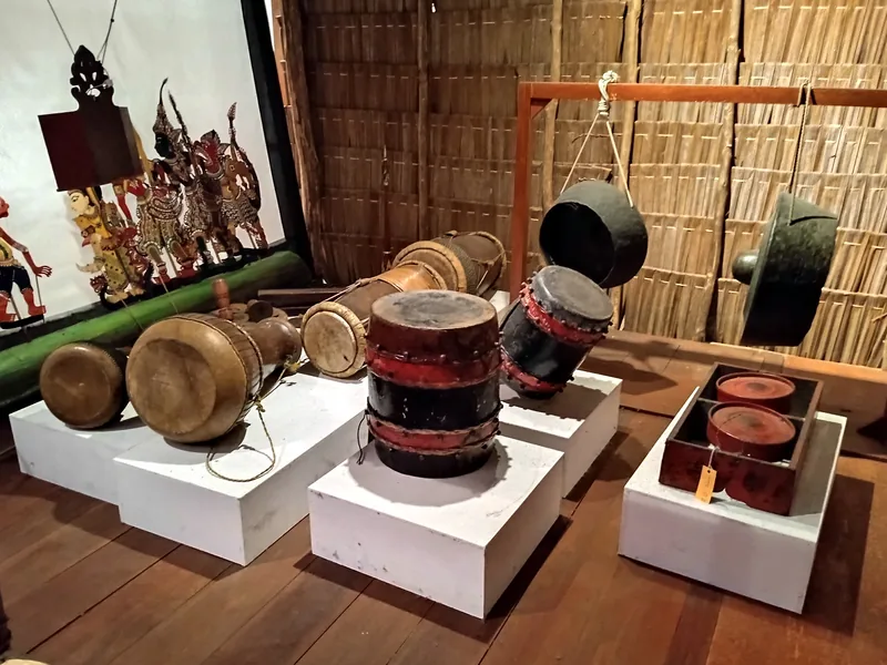 Alat tradisional juga tersedia