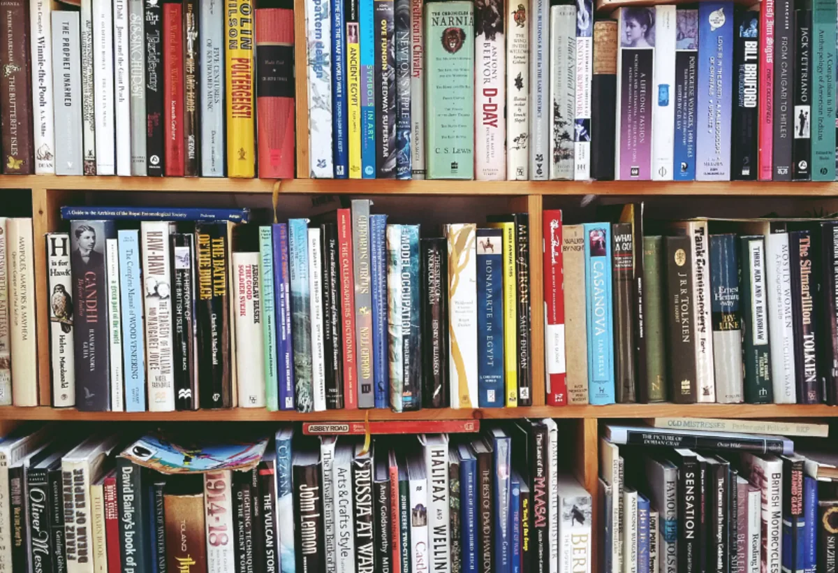Rak buku berwarna di Aksara Tidar