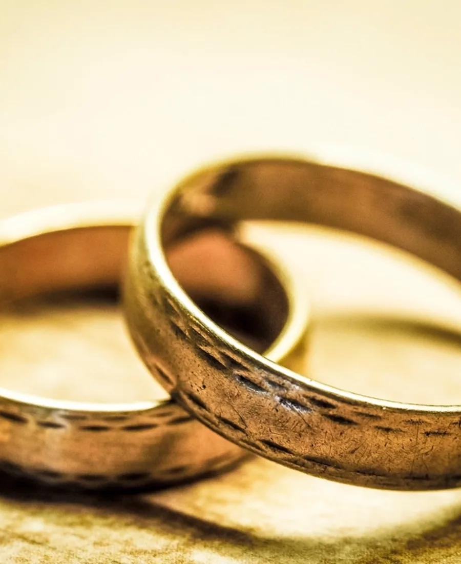 Sepasang cincin emas di Sari Kencana
