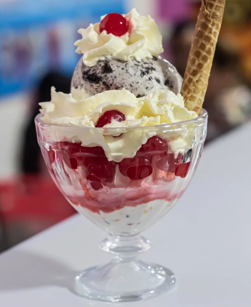Es krim sundae berkrim di gelas tinggi di Es Krim Bulan Sabit