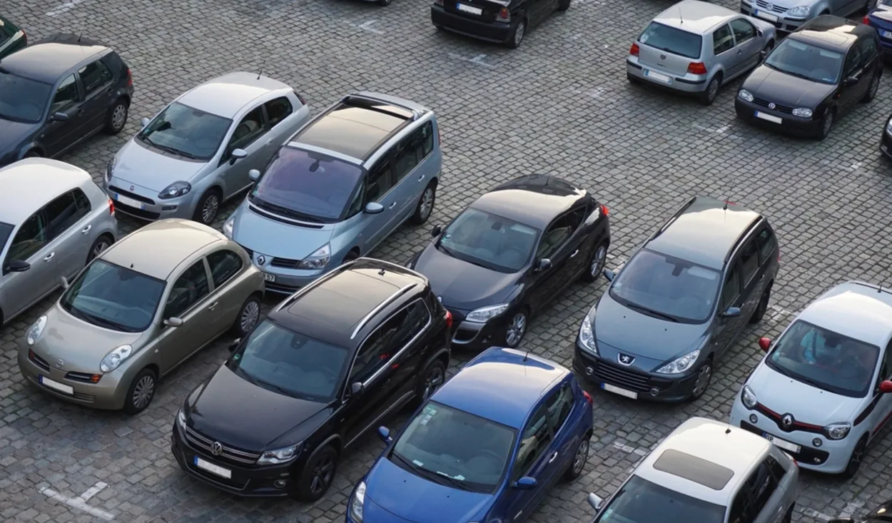 Deretan mobil bekas terparkir rapi di halaman Riwayat Terbuka