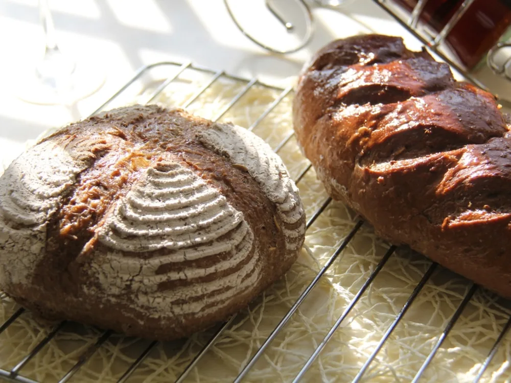 Roti sourdough baru keluar oven di atas rak pendingin Loyang Pagi